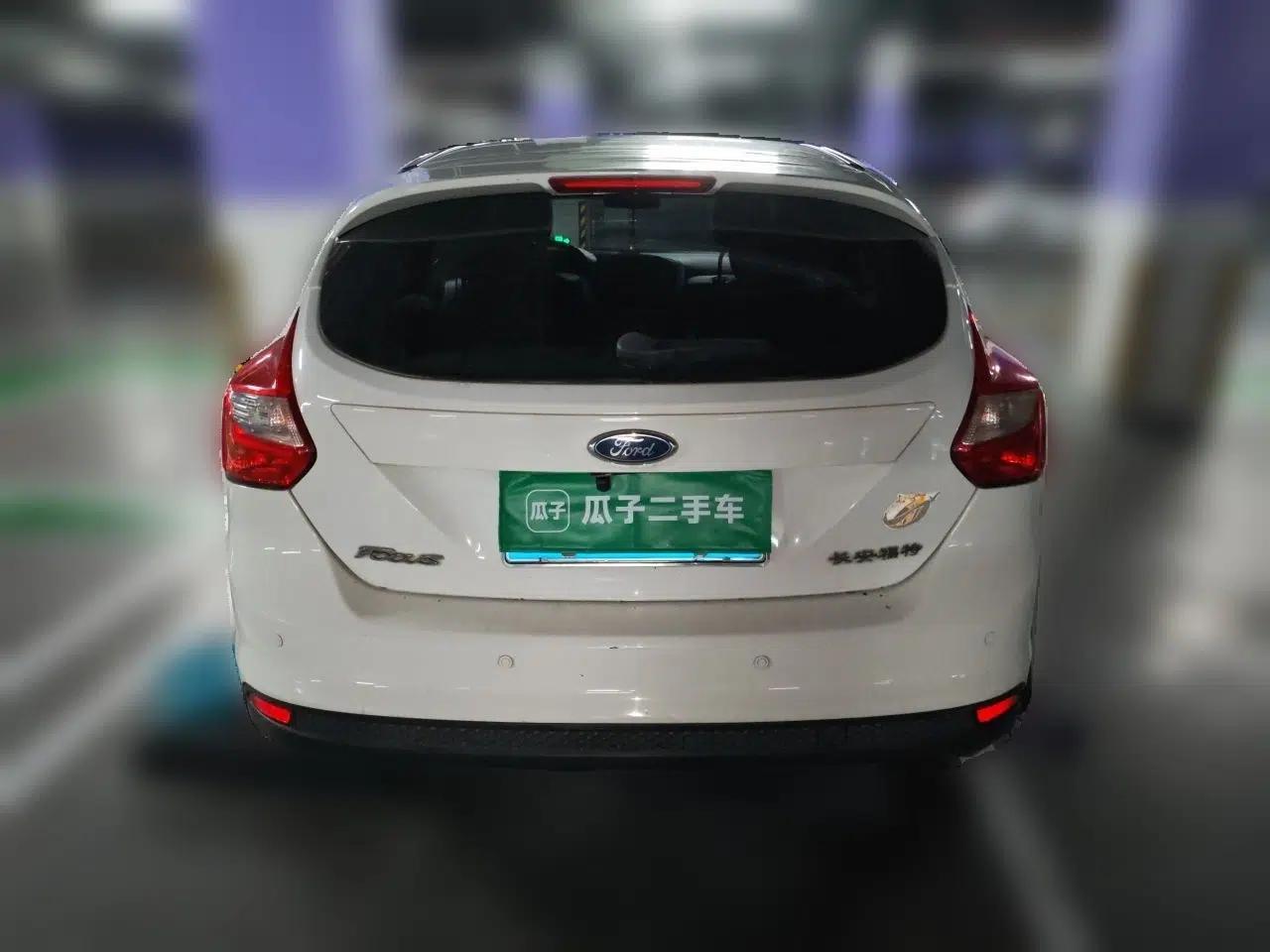 Ford Focus 2012 Hatchback 1.6L Manual Comfort Model — миниатюра 5