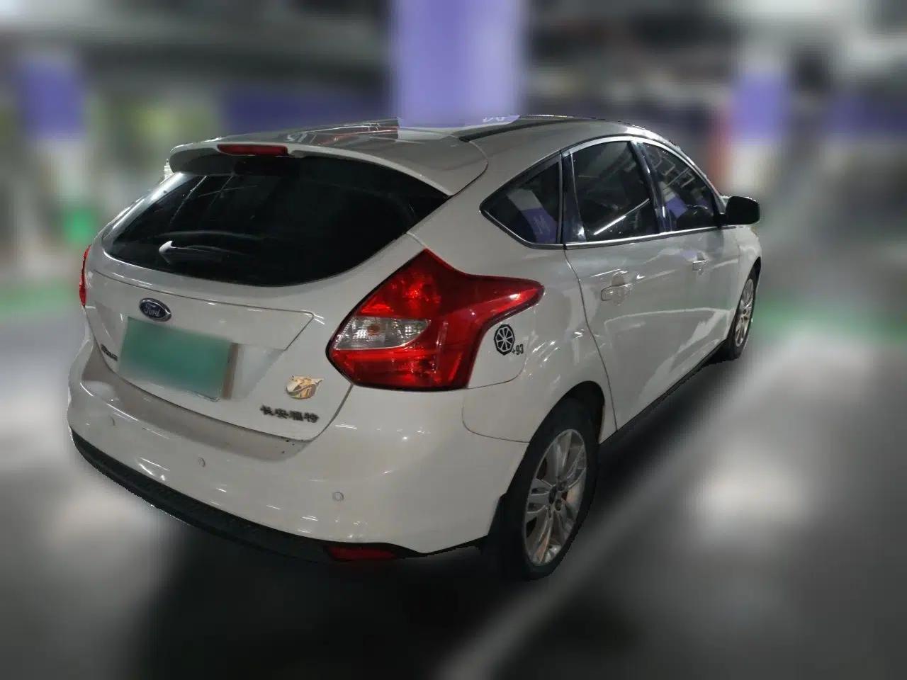 Ford Focus 2012 Hatchback 1.6L Manual Comfort Model — миниатюра 6