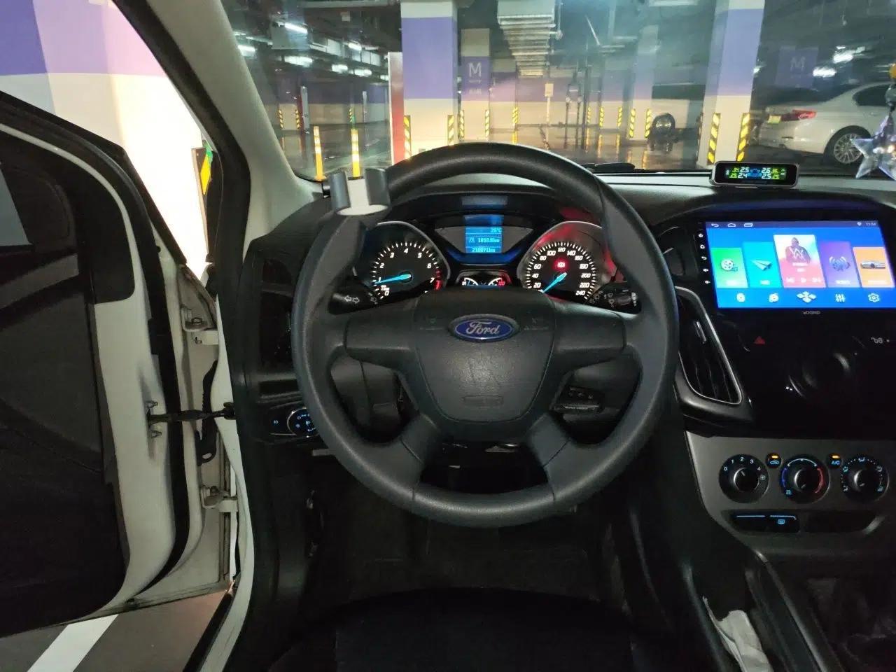 Ford Focus 2012 Hatchback 1.6L Manual Comfort Model — миниатюра 10