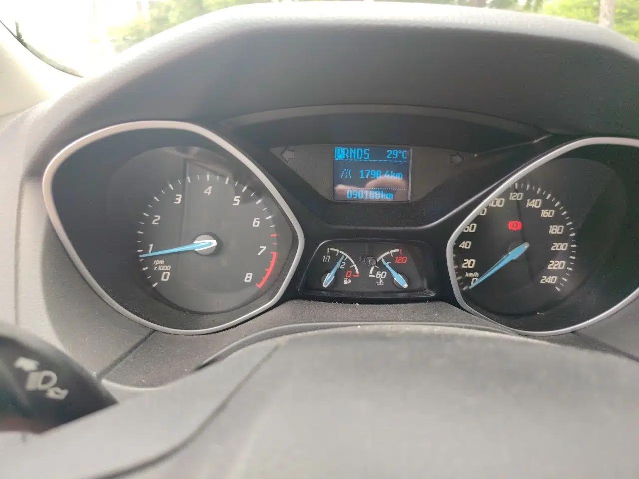 Ford Focus 2012 Hatchback 1.6L Automatic Comfort Model — миниатюра 11