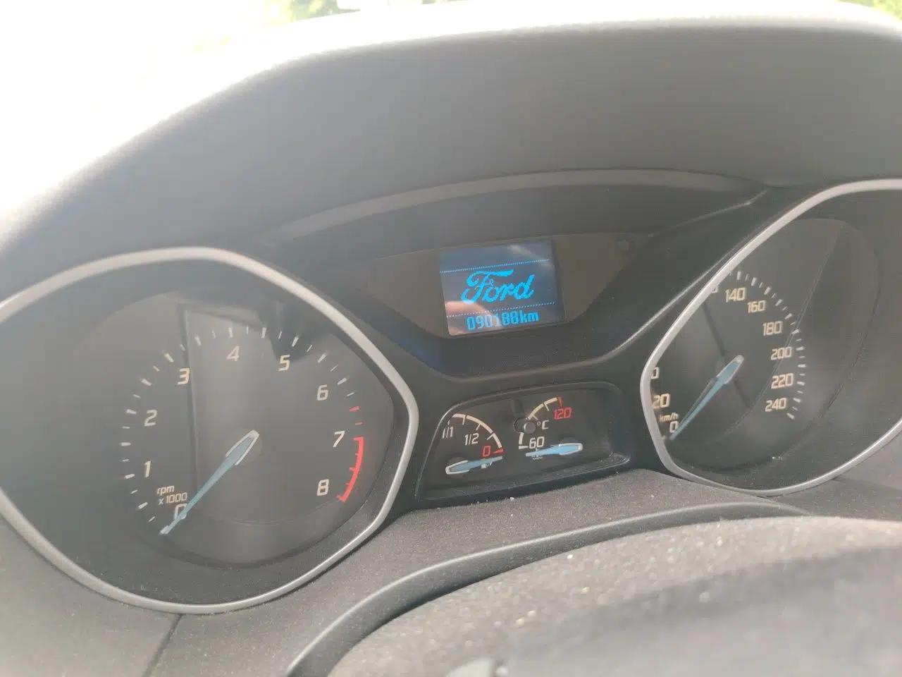 Ford Focus 2012 Hatchback 1.6L Automatic Comfort Model — миниатюра 12