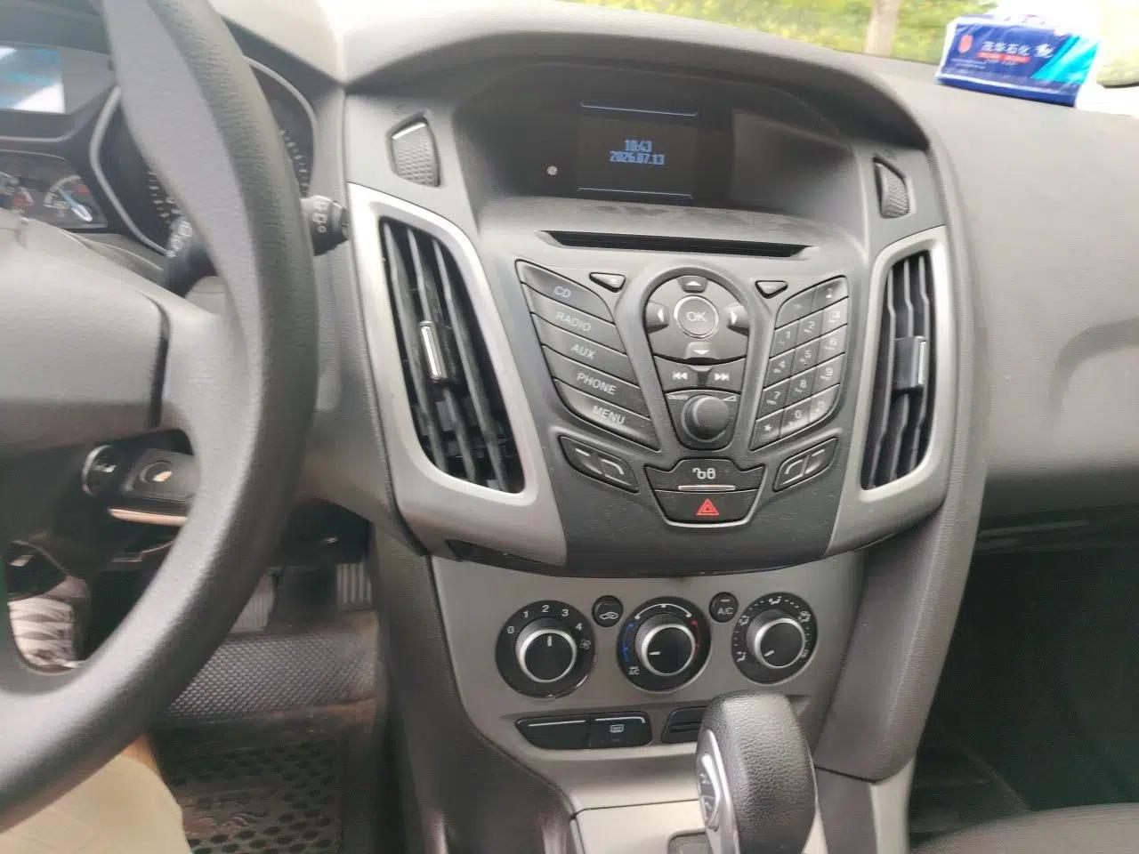 Ford Focus 2012 Hatchback 1.6L Automatic Comfort Model — миниатюра 13
