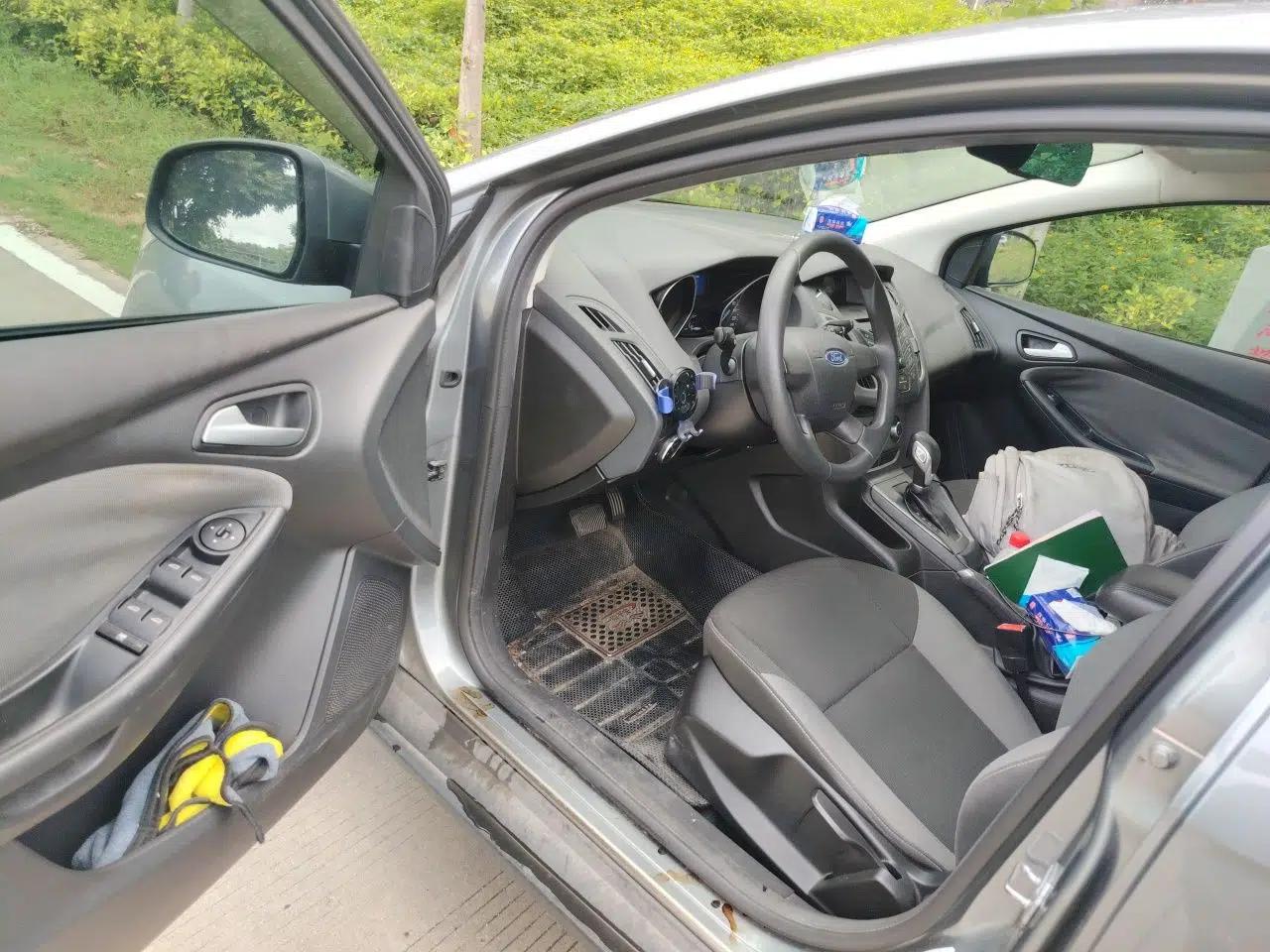 Ford Focus 2012 Hatchback 1.6L Automatic Comfort Model — миниатюра 16