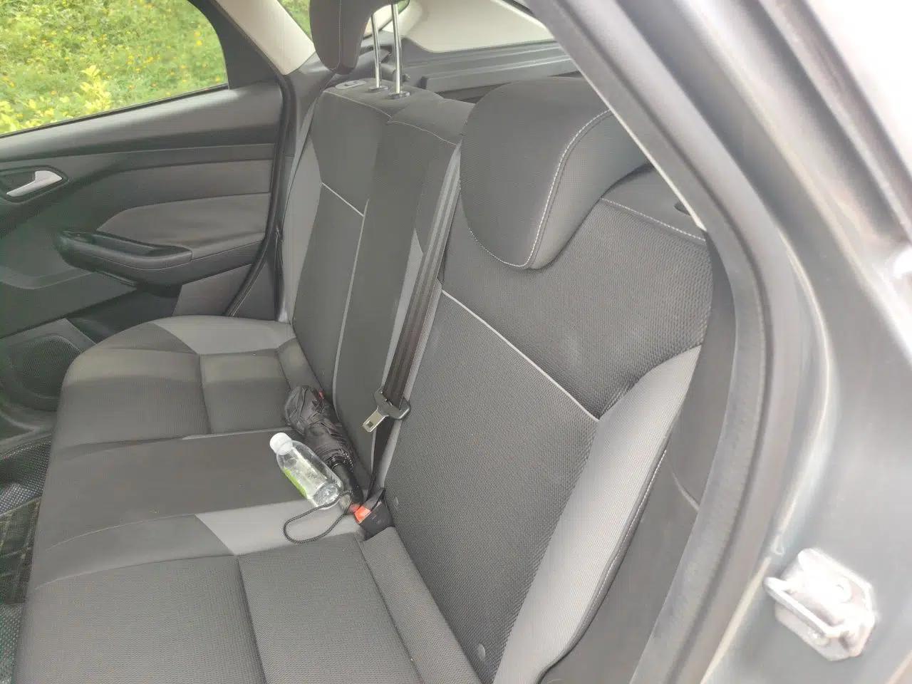 Ford Focus 2012 Hatchback 1.6L Automatic Comfort Model — миниатюра 17