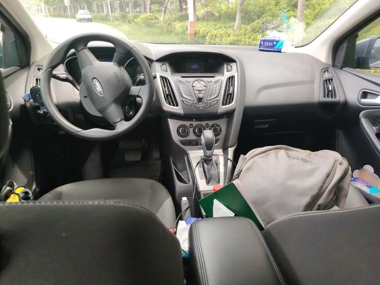 Ford Focus 2012 Hatchback 1.6L Automatic Comfort Model — миниатюра 9