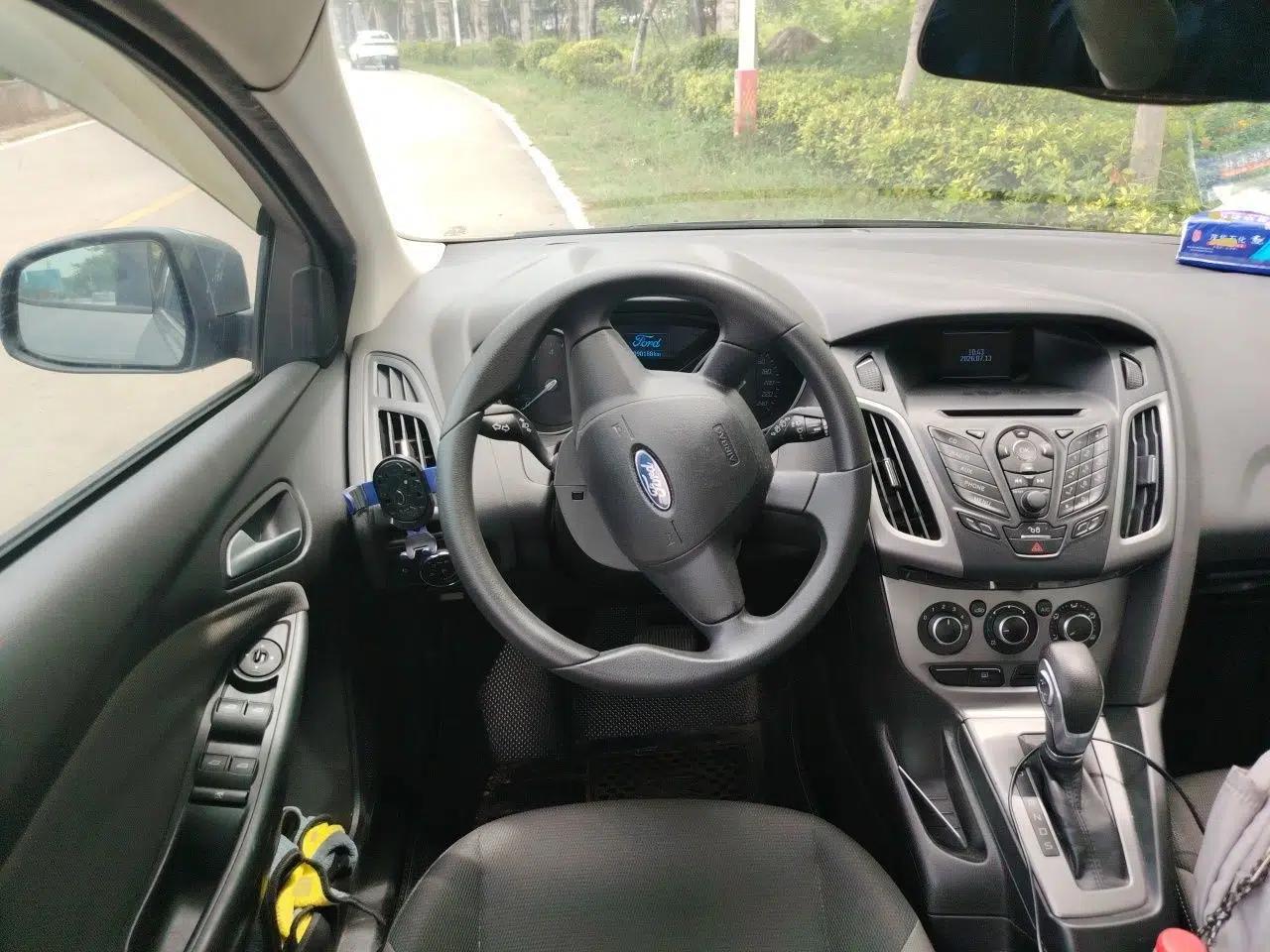 Ford Focus 2012 Hatchback 1.6L Automatic Comfort Model — миниатюра 10