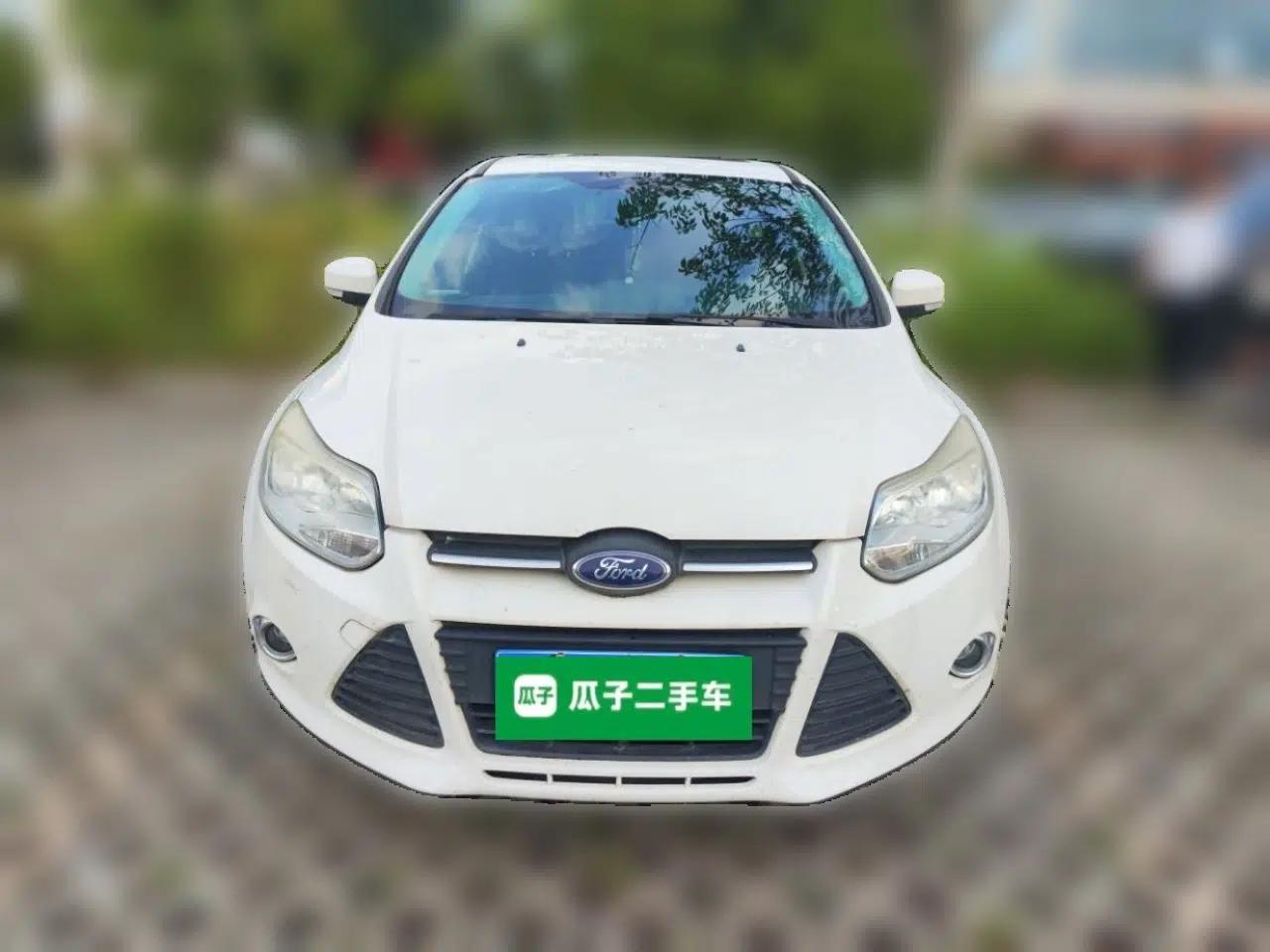 Ford Focus 2012 Hatchback 1.6L Automatic Fashion Edition — миниатюра 2