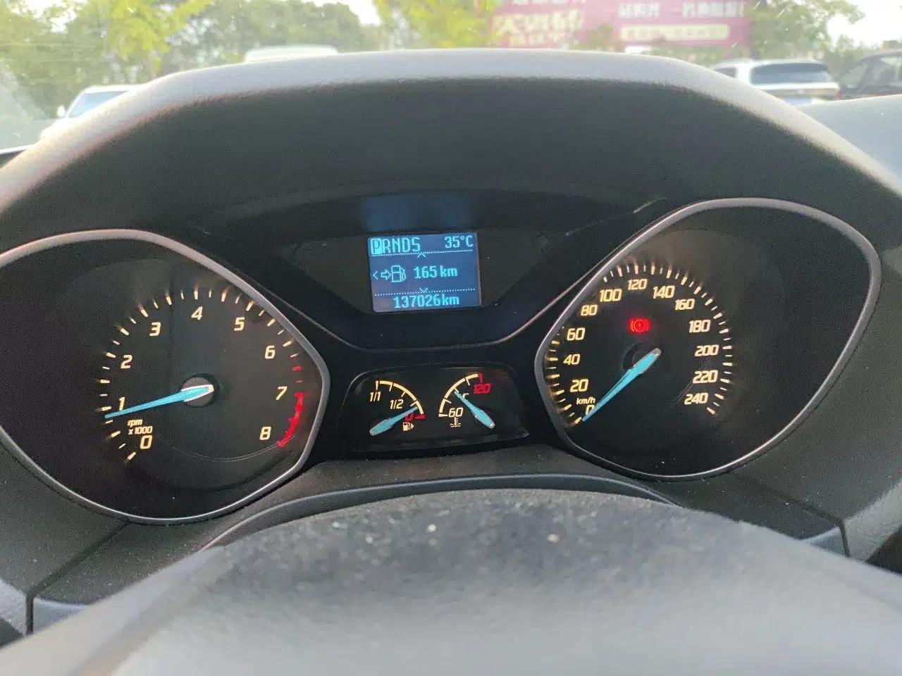 Ford Focus 2012 Hatchback 1.6L Automatic Fashion Edition — миниатюра 11