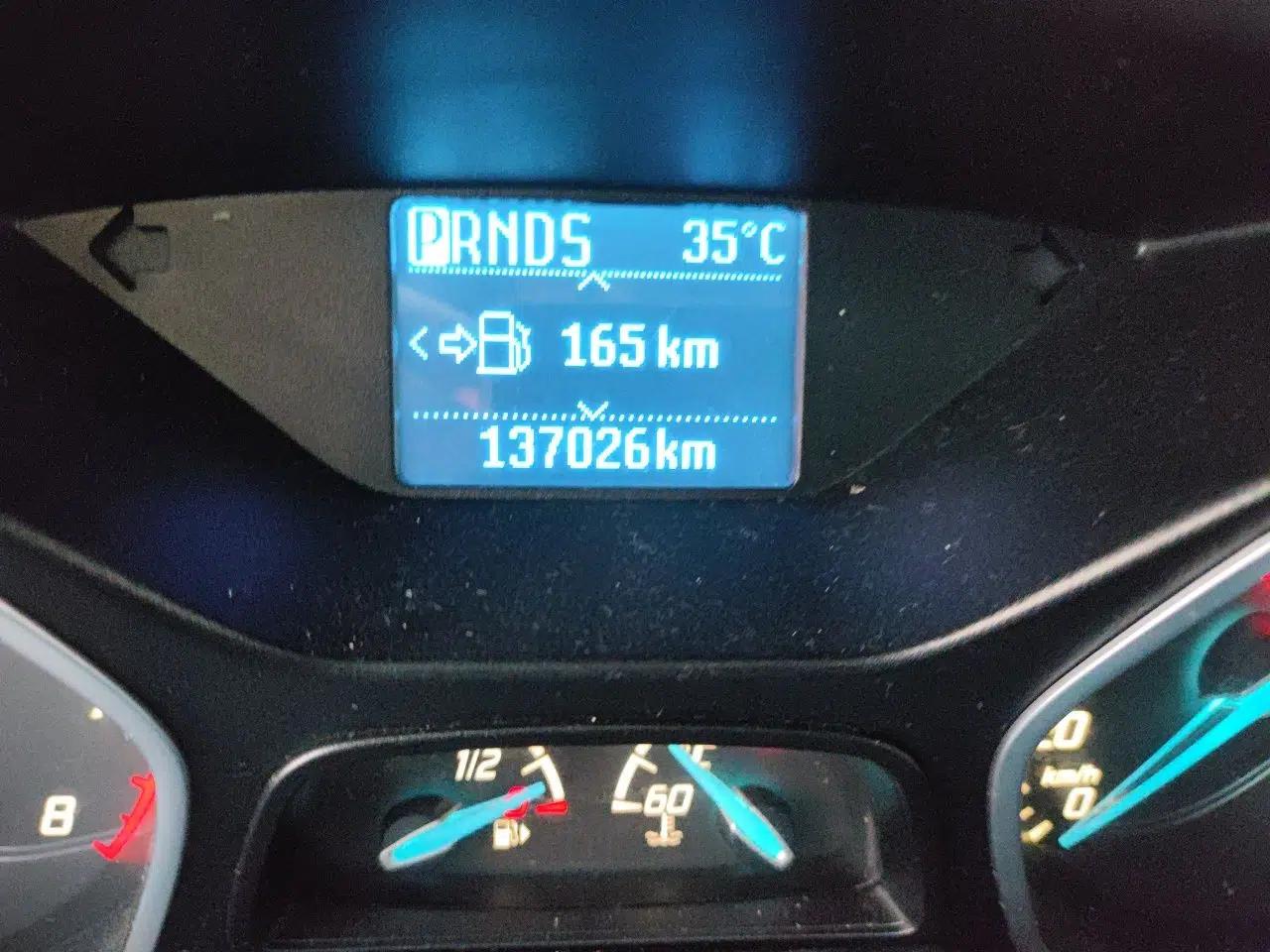 Ford Focus 2012 Hatchback 1.6L Automatic Fashion Edition — миниатюра 12