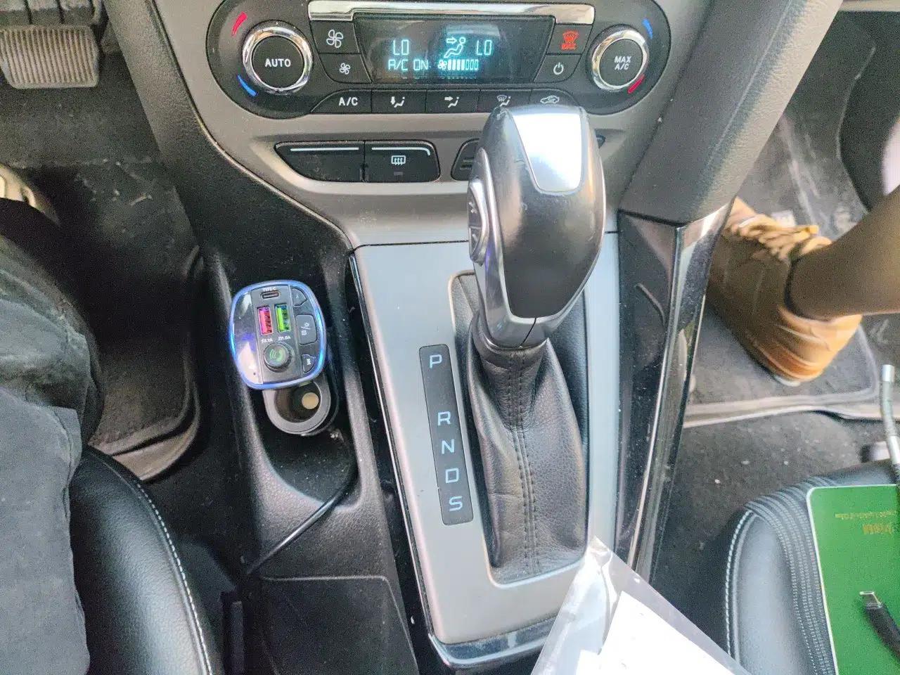 Ford Focus 2012 Hatchback 1.6L Automatic Fashion Edition — миниатюра 14