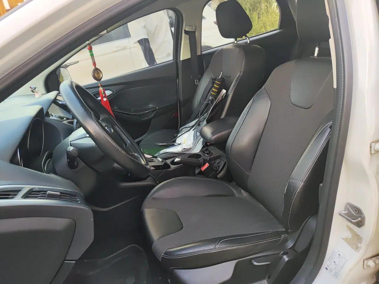 Ford Focus 2012 Hatchback 1.6L Automatic Fashion Edition — миниатюра 15