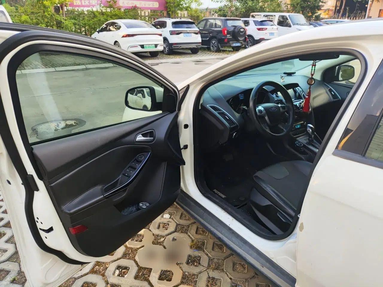 Ford Focus 2012 Hatchback 1.6L Automatic Fashion Edition — миниатюра 16