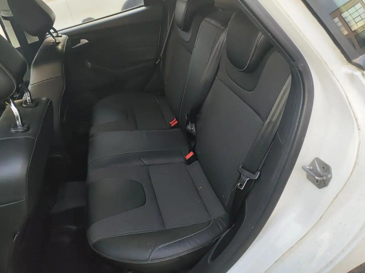 Ford Focus 2012 Hatchback 1.6L Automatic Fashion Edition — миниатюра 17
