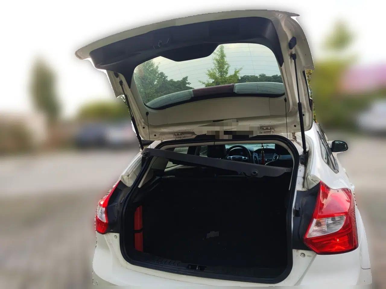 Ford Focus 2012 Hatchback 1.6L Automatic Fashion Edition — миниатюра 19