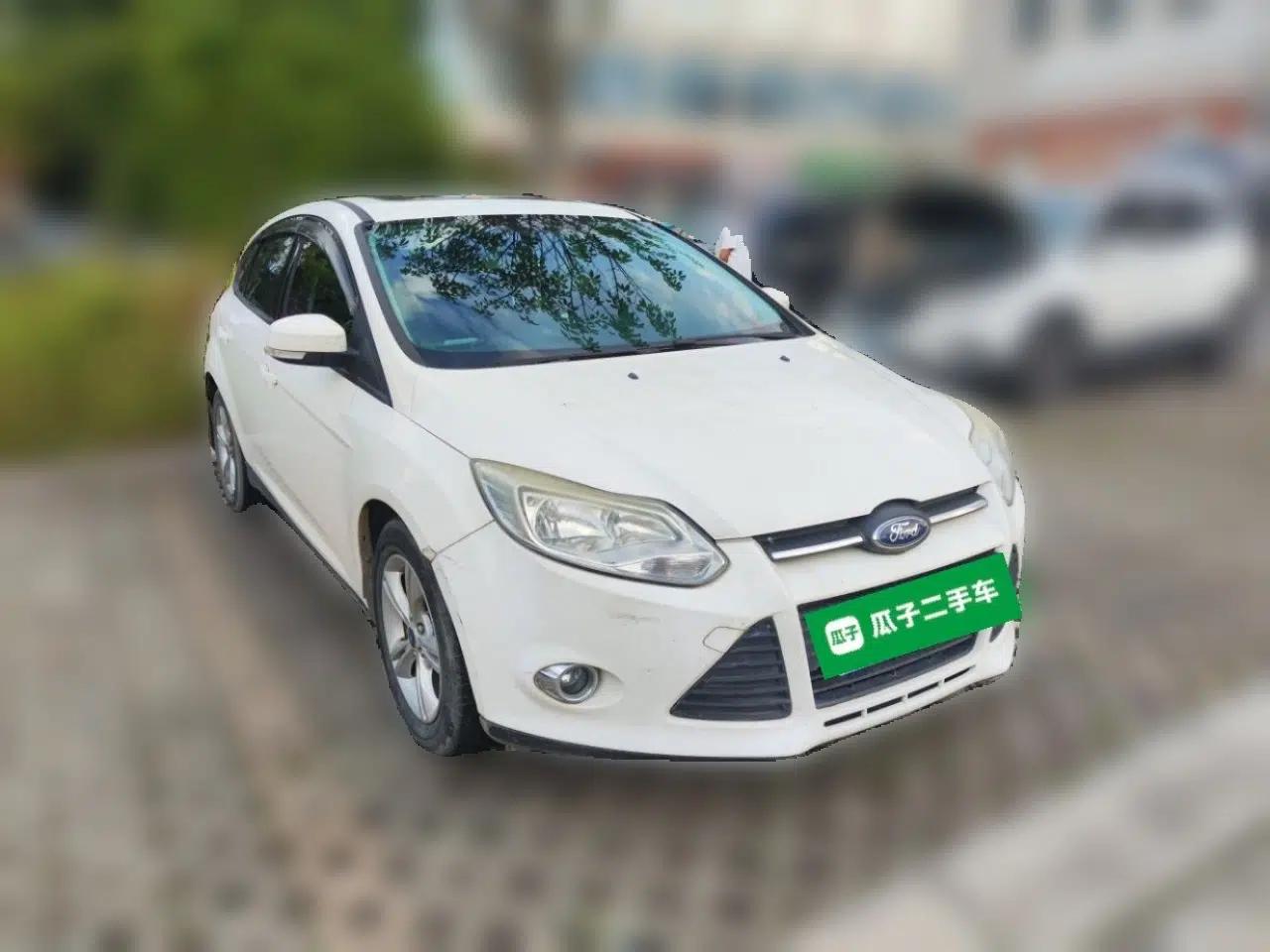Ford Focus 2012 Hatchback 1.6L Automatic Fashion Edition — миниатюра 3