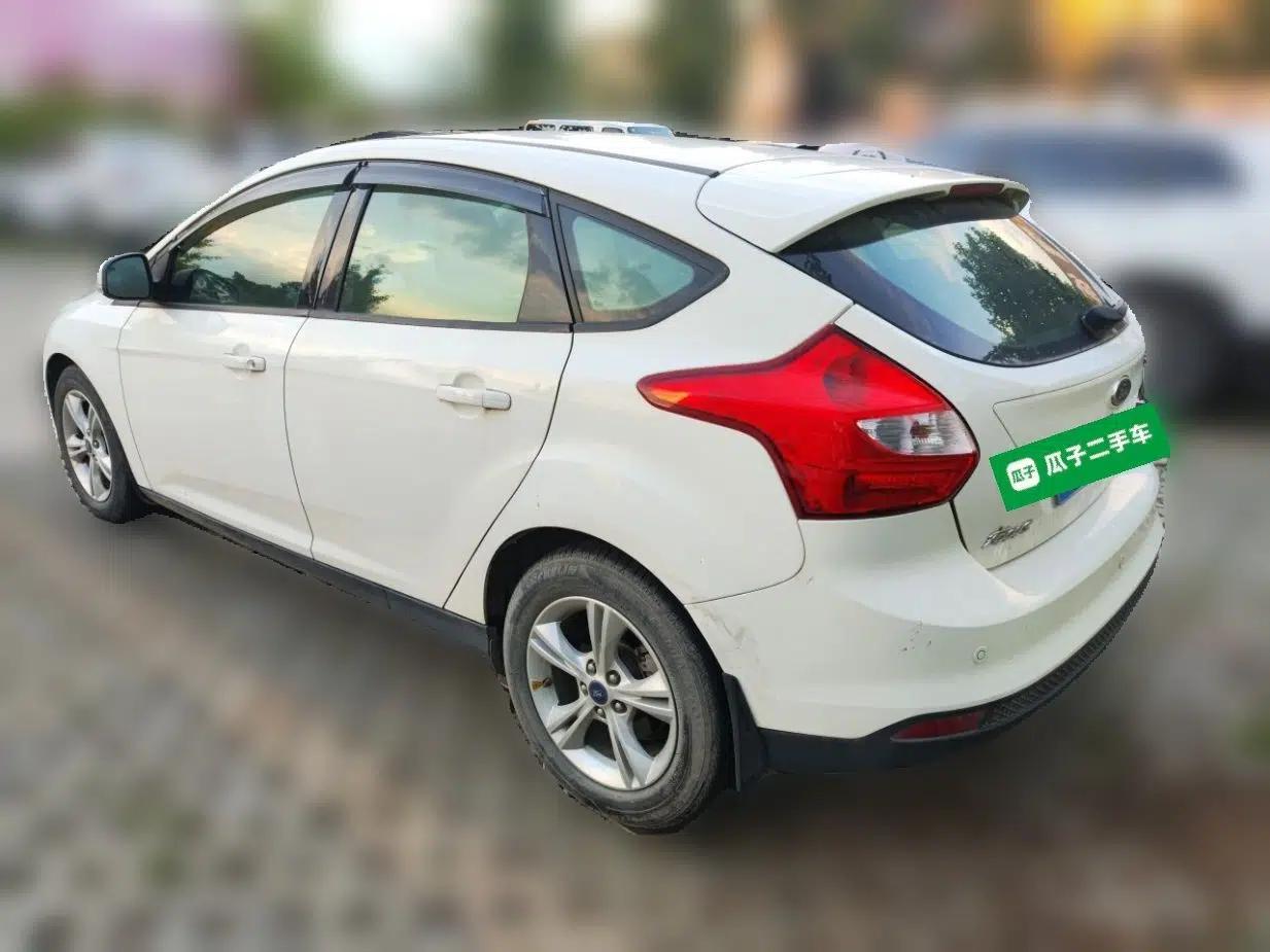 Ford Focus 2012 Hatchback 1.6L Automatic Fashion Edition — миниатюра 4