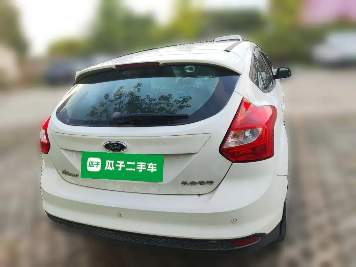 Ford Focus 2012 Hatchback 1.6L Automatic Fashion Edition — миниатюра 5