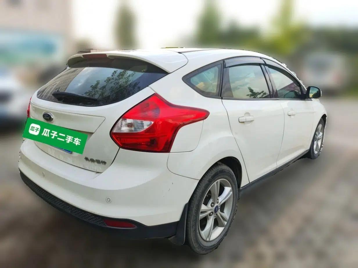 Ford Focus 2012 Hatchback 1.6L Automatic Fashion Edition — миниатюра 6
