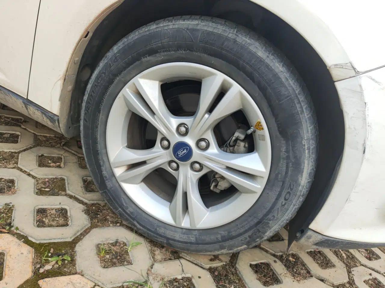 Ford Focus 2012 Hatchback 1.6L Automatic Fashion Edition — миниатюра 8