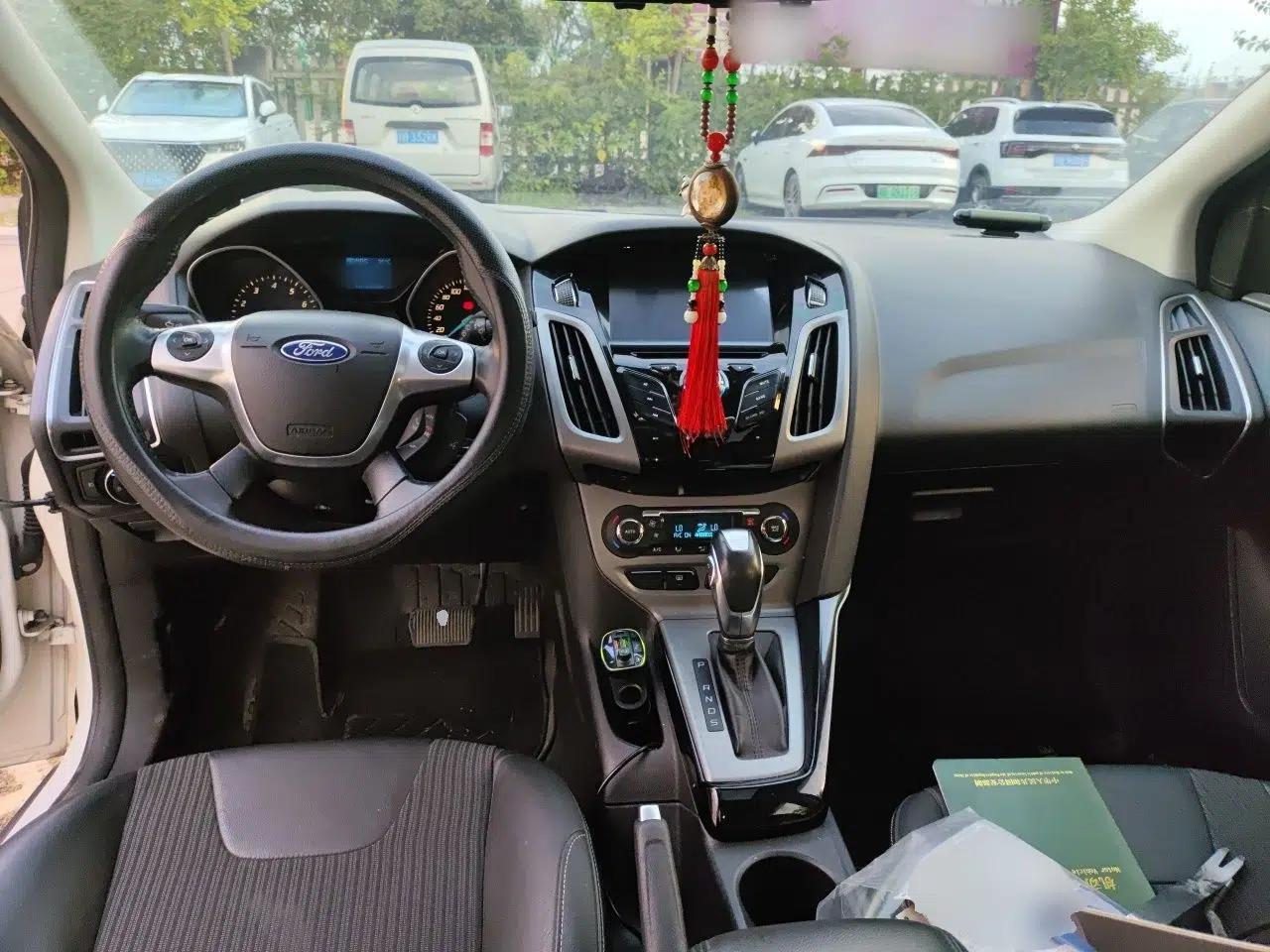 Ford Focus 2012 Hatchback 1.6L Automatic Fashion Edition — миниатюра 9