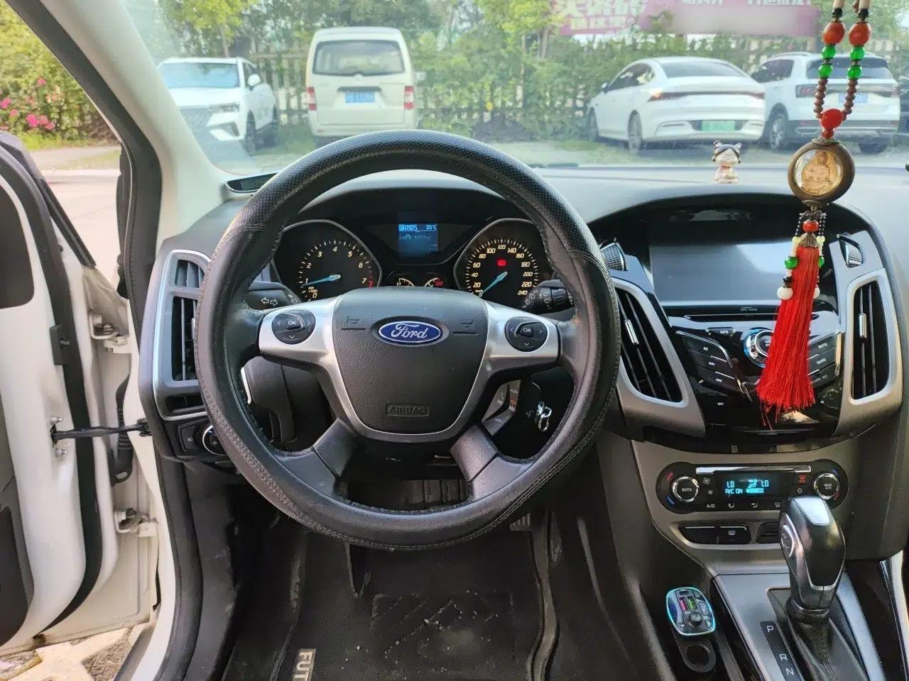 Ford Focus 2012 Hatchback 1.6L Automatic Fashion Edition — миниатюра 10