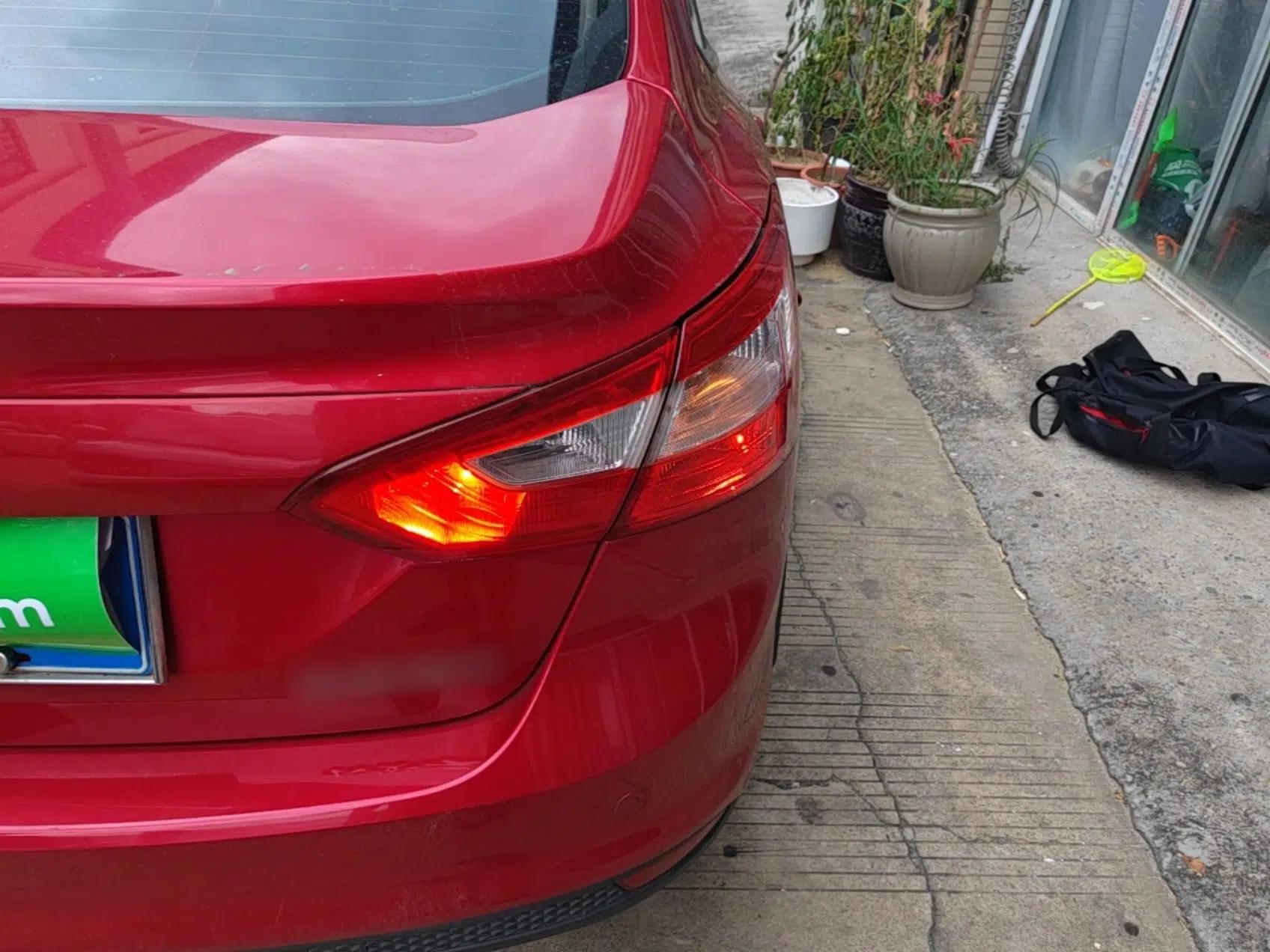 Ford Focus 2012 Sedan 1.6L Automatic Fashion Edition — миниатюра 14