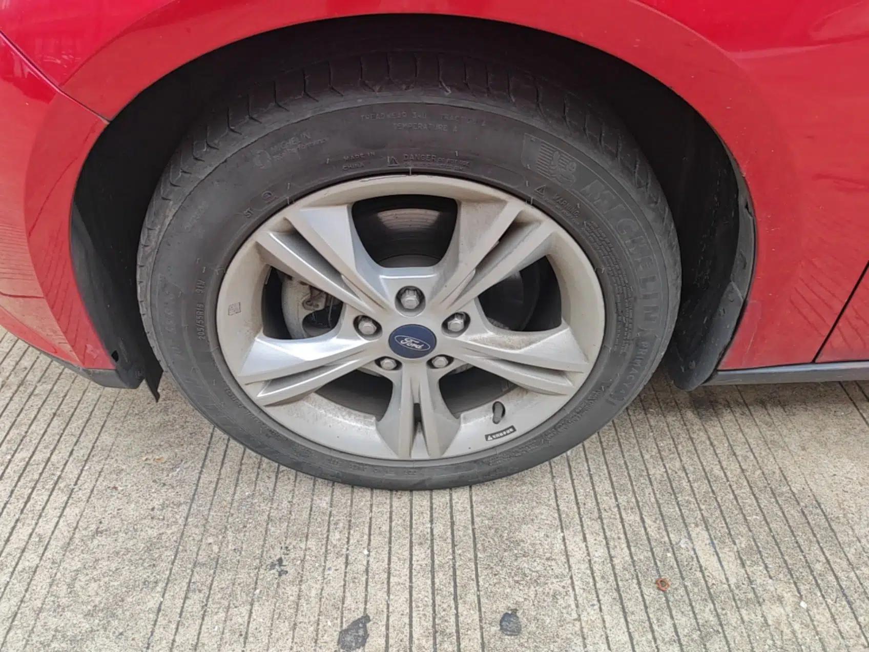 Ford Focus 2012 Sedan 1.6L Automatic Fashion Edition — миниатюра 15