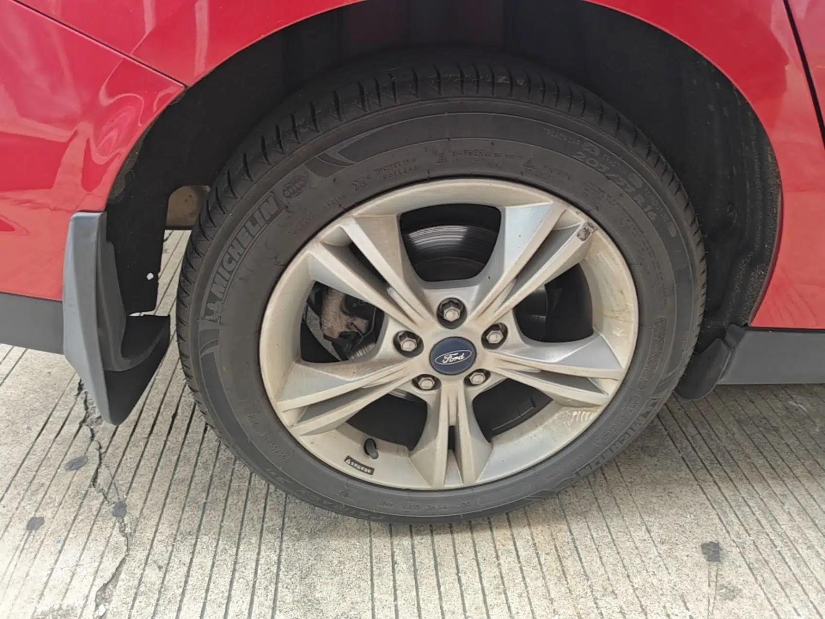 Ford Focus 2012 Sedan 1.6L Automatic Fashion Edition — миниатюра 16