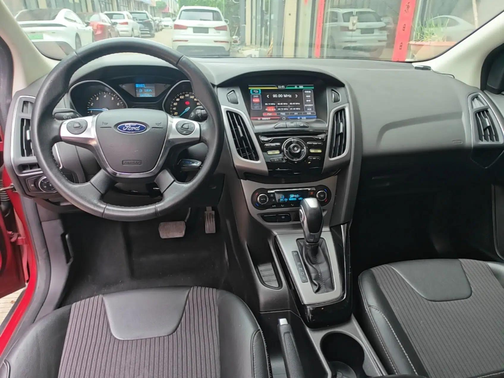 Ford Focus 2012 Sedan 1.6L Automatic Fashion Edition — миниатюра 17