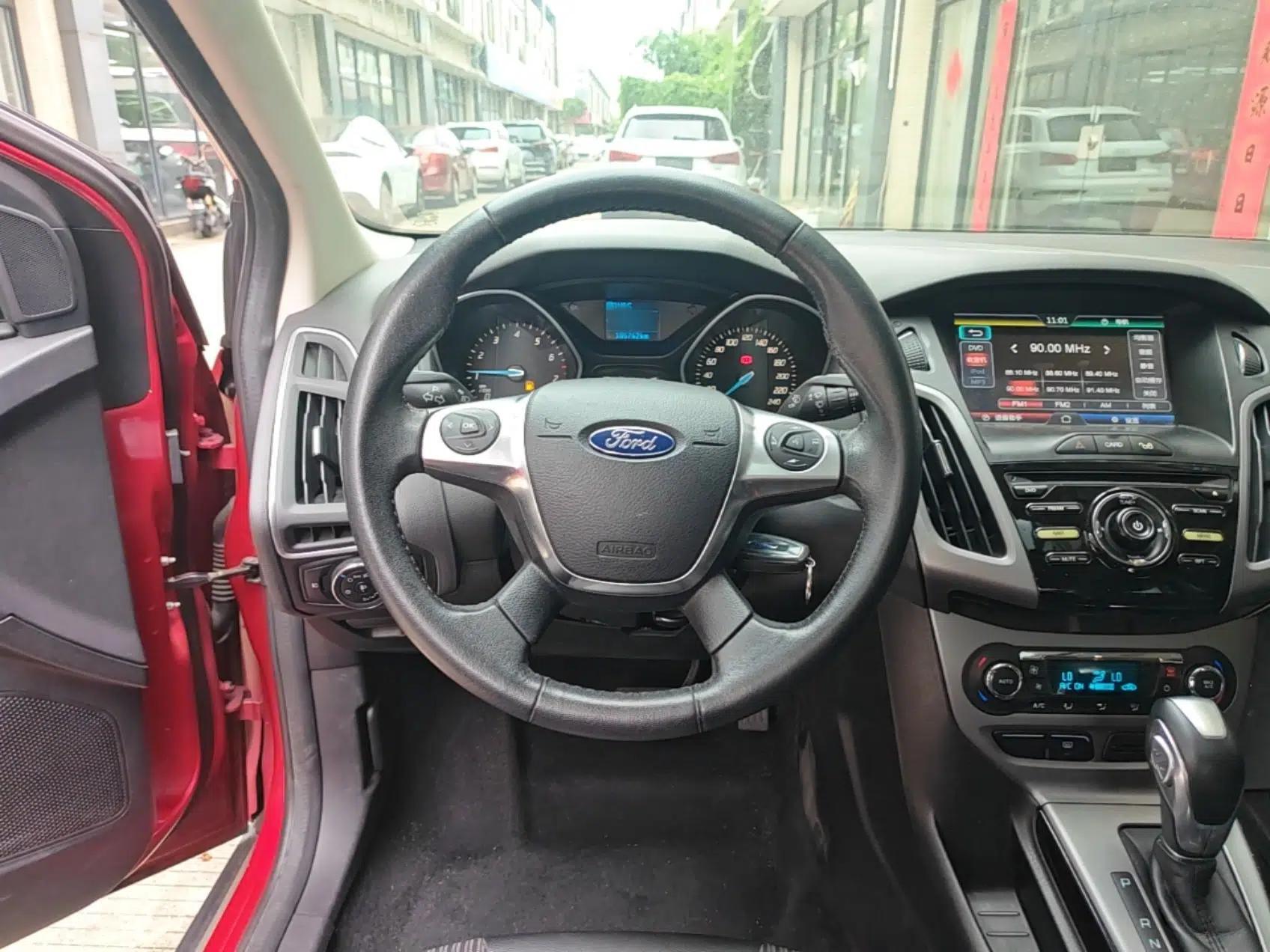 Ford Focus 2012 Sedan 1.6L Automatic Fashion Edition — миниатюра 18