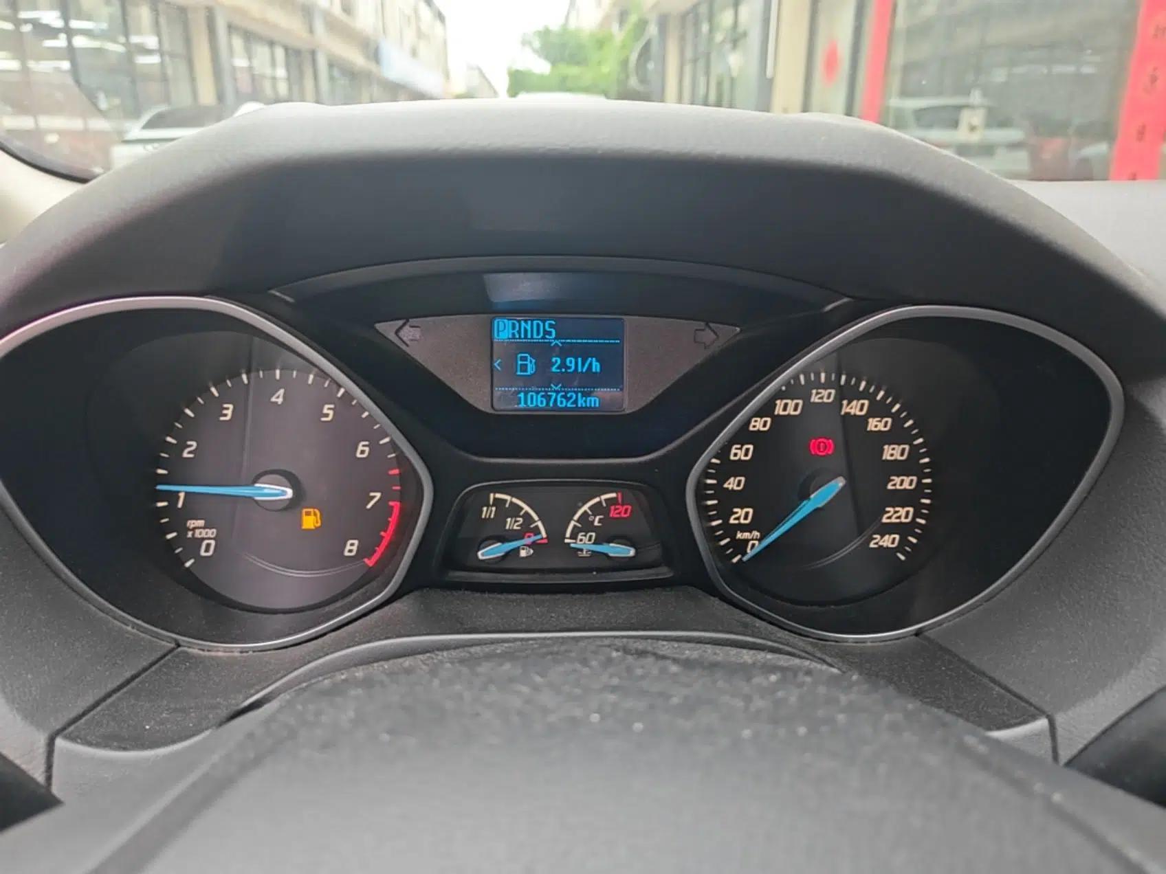 Ford Focus 2012 Sedan 1.6L Automatic Fashion Edition — миниатюра 19