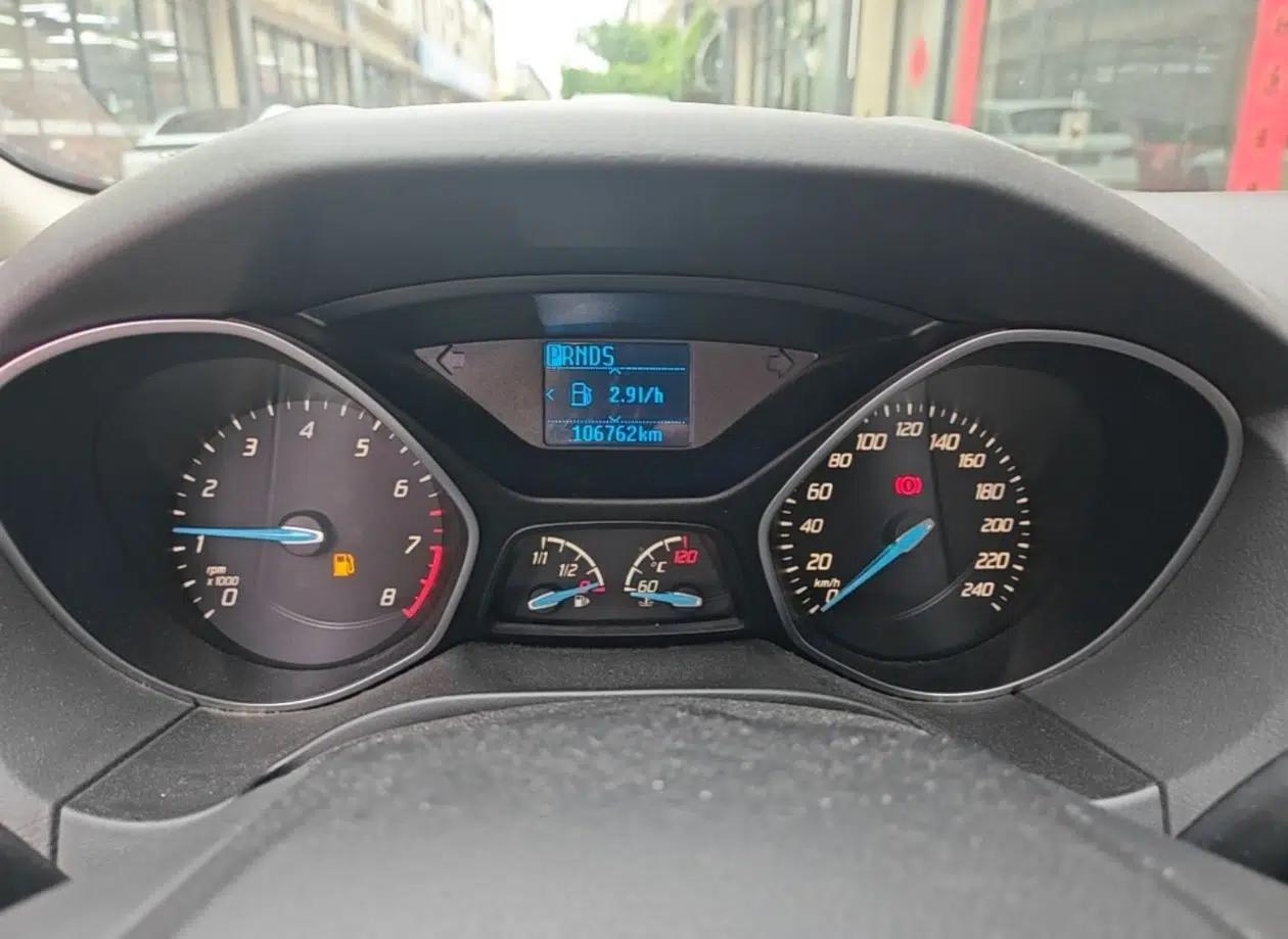 Ford Focus 2012 Sedan 1.6L Automatic Fashion Edition — миниатюра 20