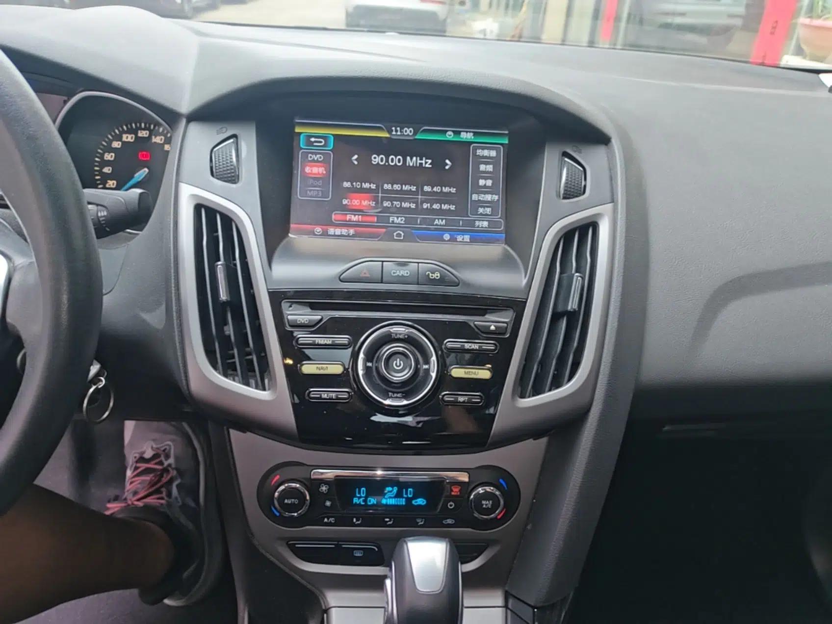 Ford Focus 2012 Sedan 1.6L Automatic Fashion Edition — миниатюра 21