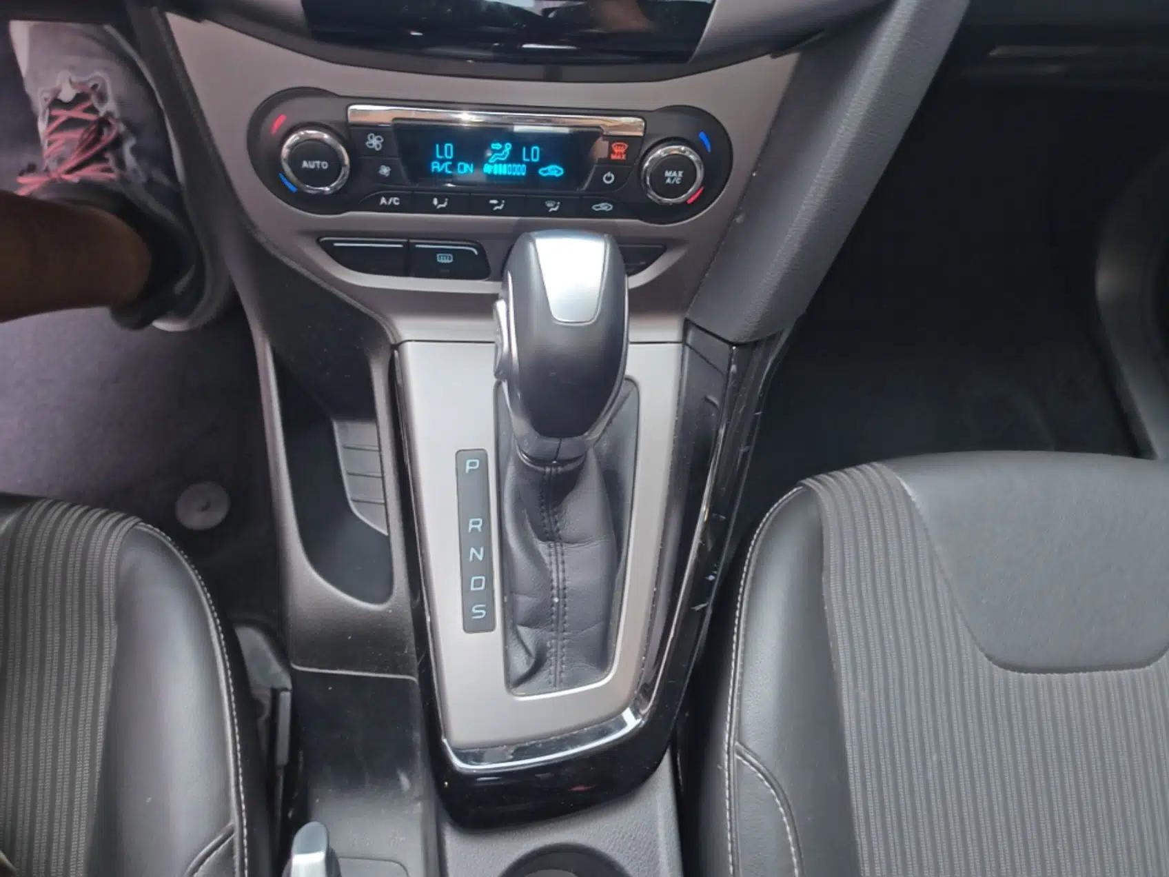 Ford Focus 2012 Sedan 1.6L Automatic Fashion Edition — миниатюра 22