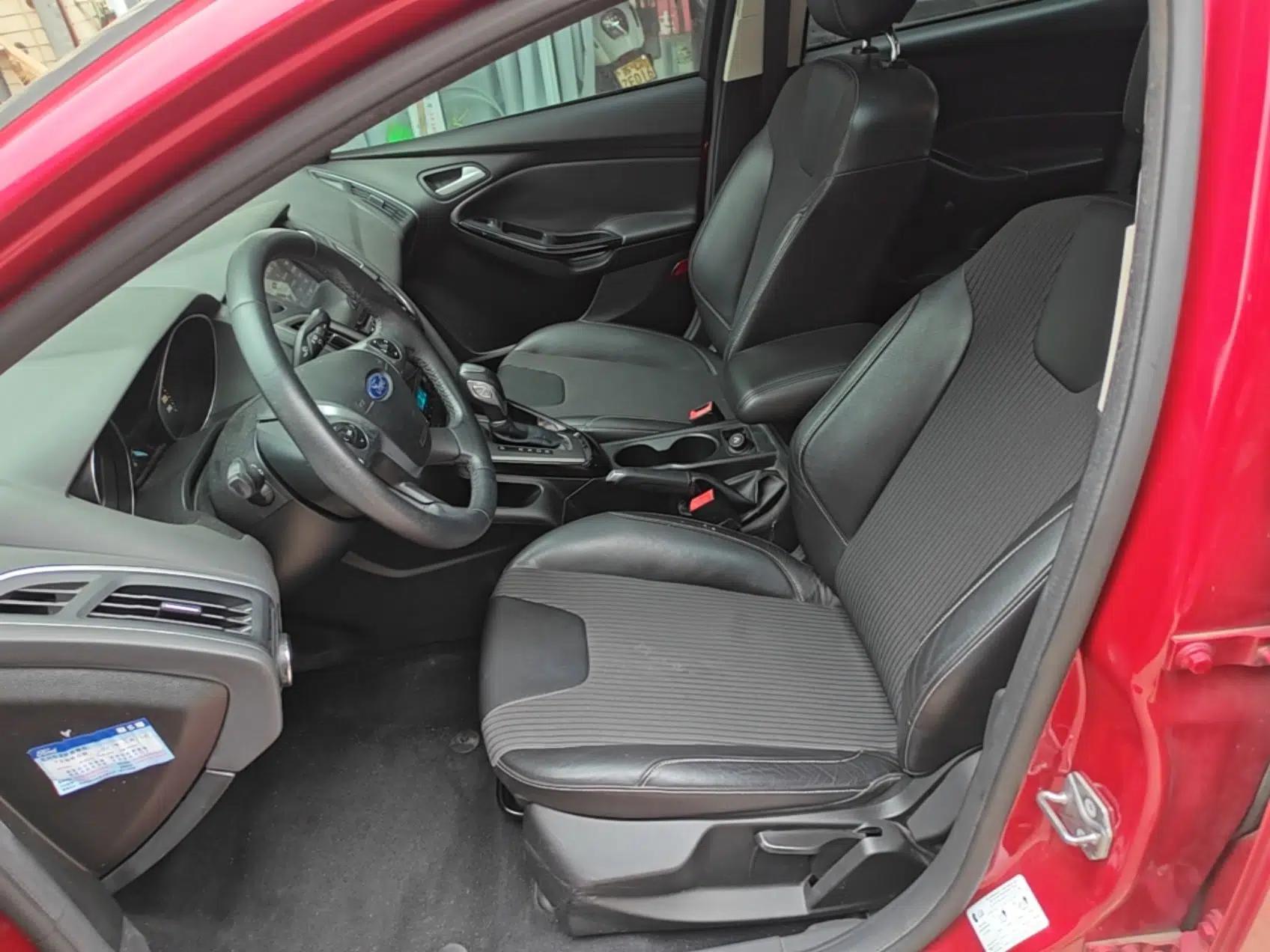 Ford Focus 2012 Sedan 1.6L Automatic Fashion Edition — миниатюра 23