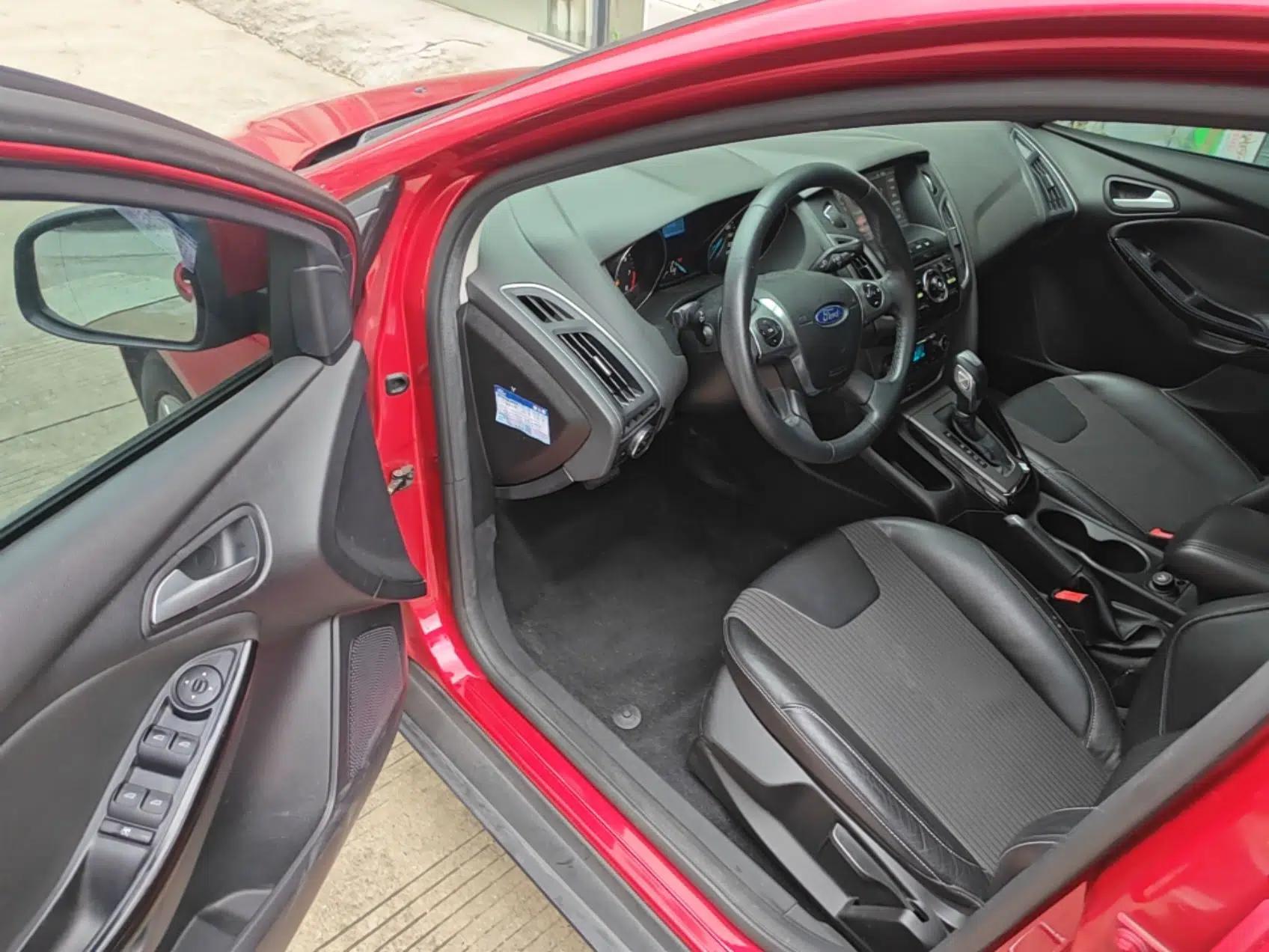 Ford Focus 2012 Sedan 1.6L Automatic Fashion Edition — миниатюра 24