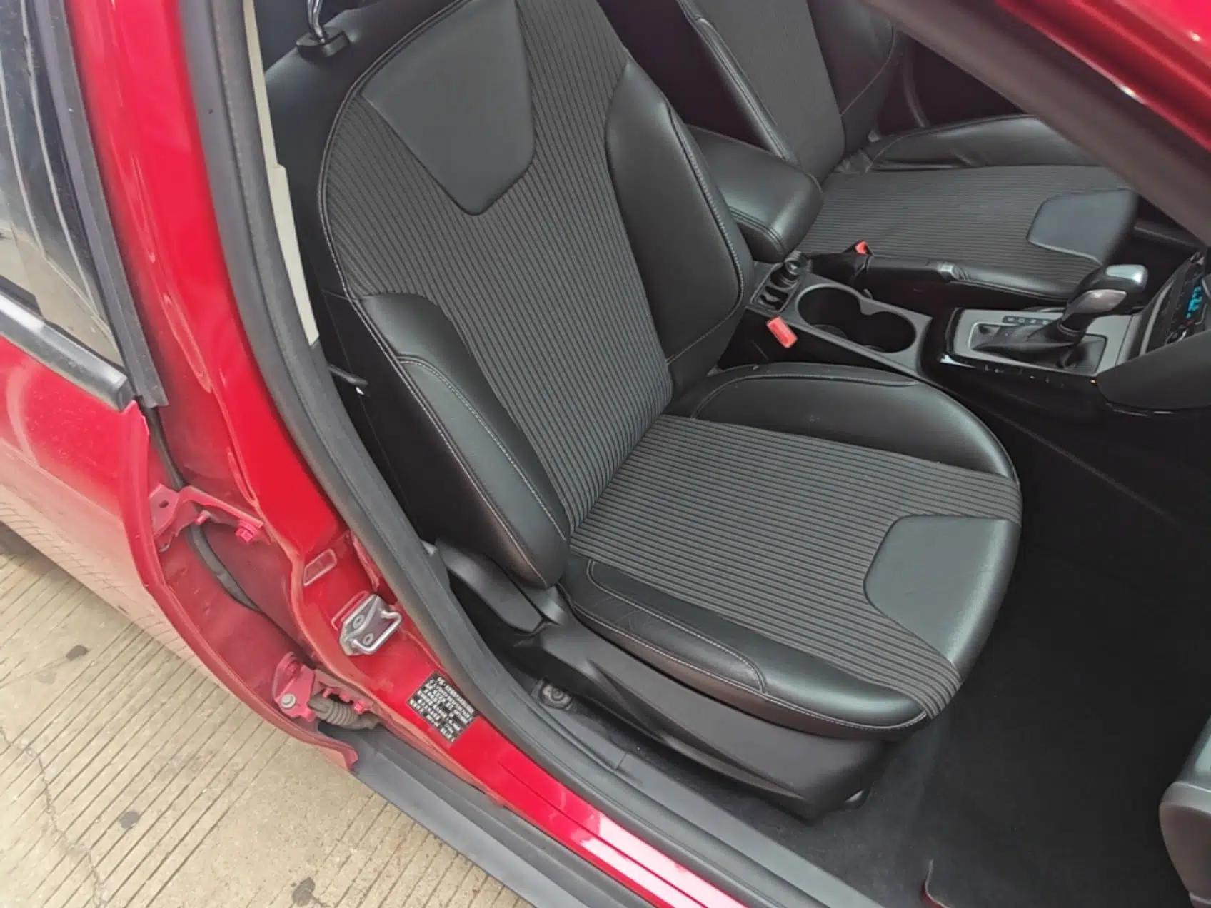 Ford Focus 2012 Sedan 1.6L Automatic Fashion Edition — миниатюра 25