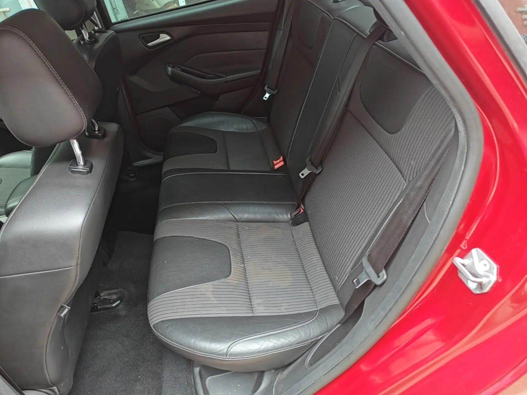 Ford Focus 2012 Sedan 1.6L Automatic Fashion Edition — миниатюра 26