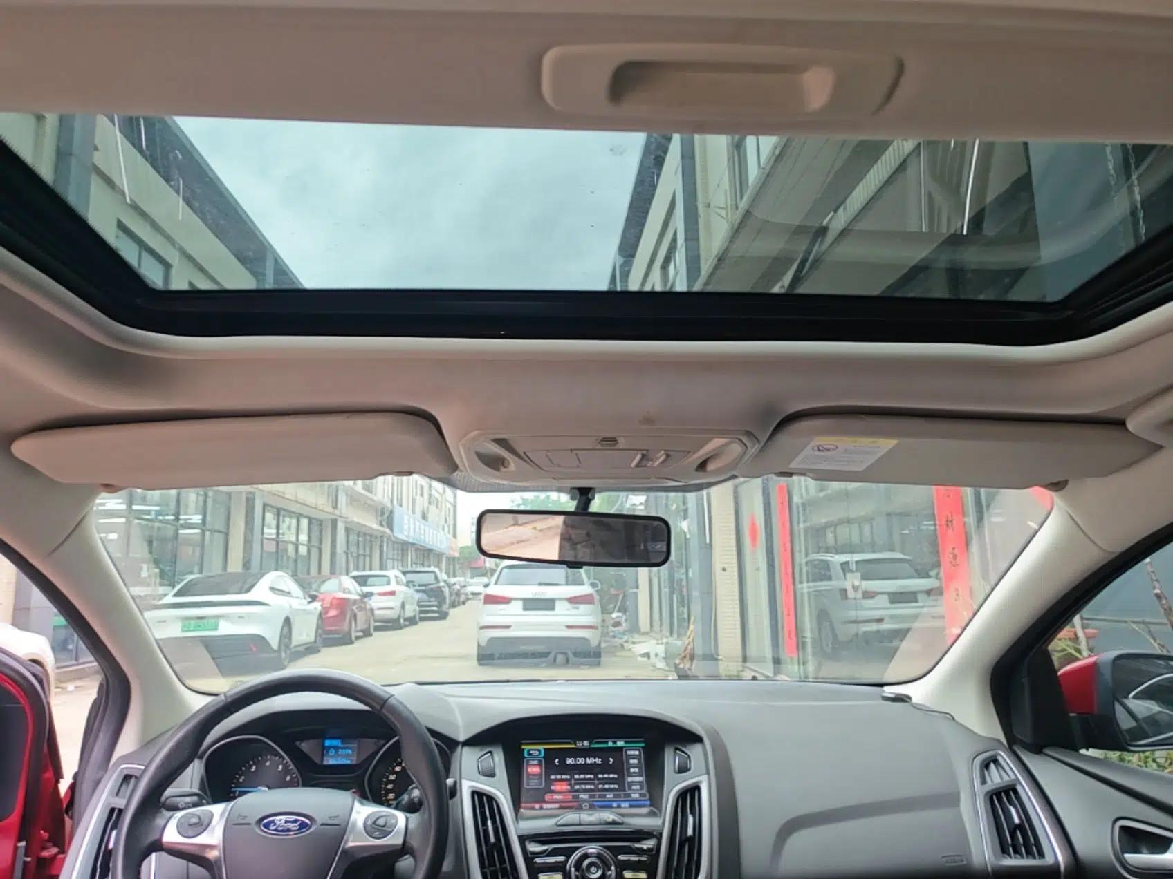 Ford Focus 2012 Sedan 1.6L Automatic Fashion Edition — миниатюра 27