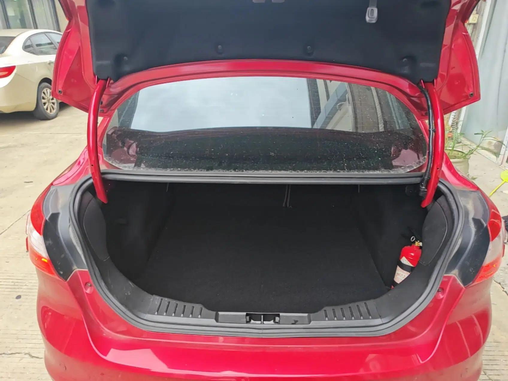 Ford Focus 2012 Sedan 1.6L Automatic Fashion Edition — миниатюра 28
