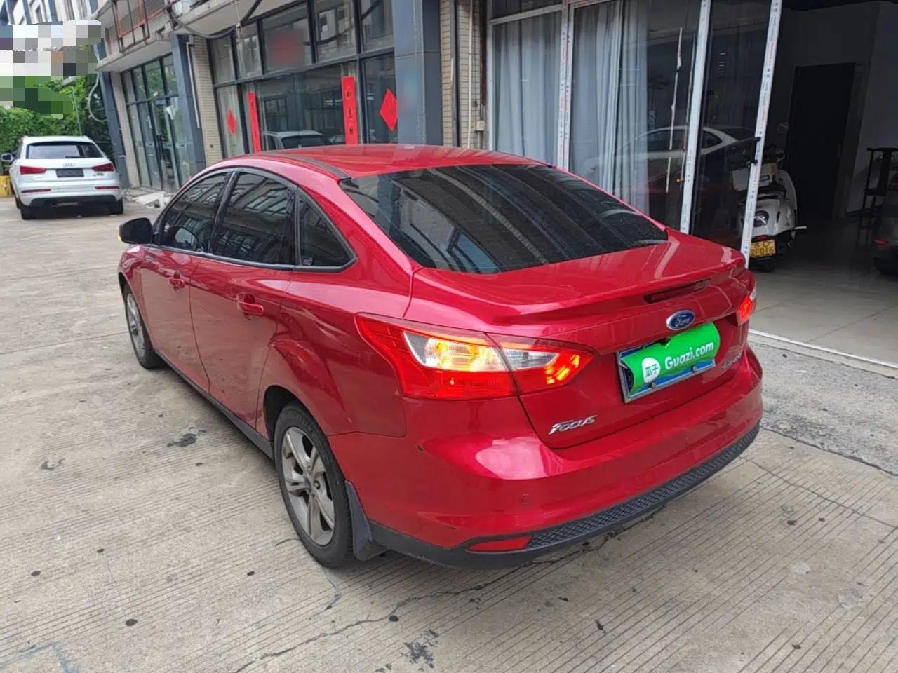 Ford Focus 2012 Sedan 1.6L Automatic Fashion Edition — миниатюра 4