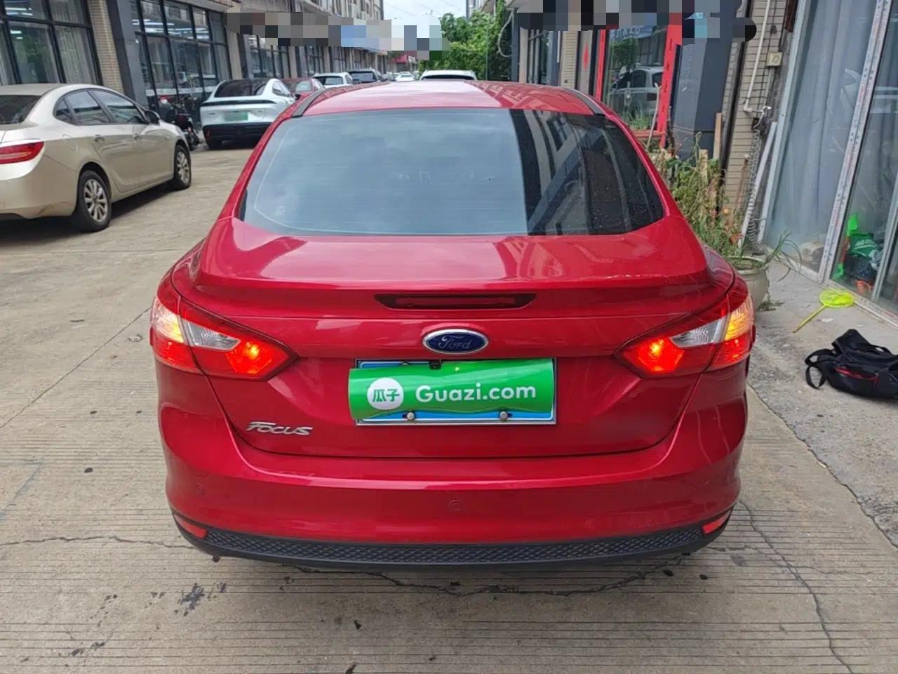 Ford Focus 2012 Sedan 1.6L Automatic Fashion Edition — миниатюра 5