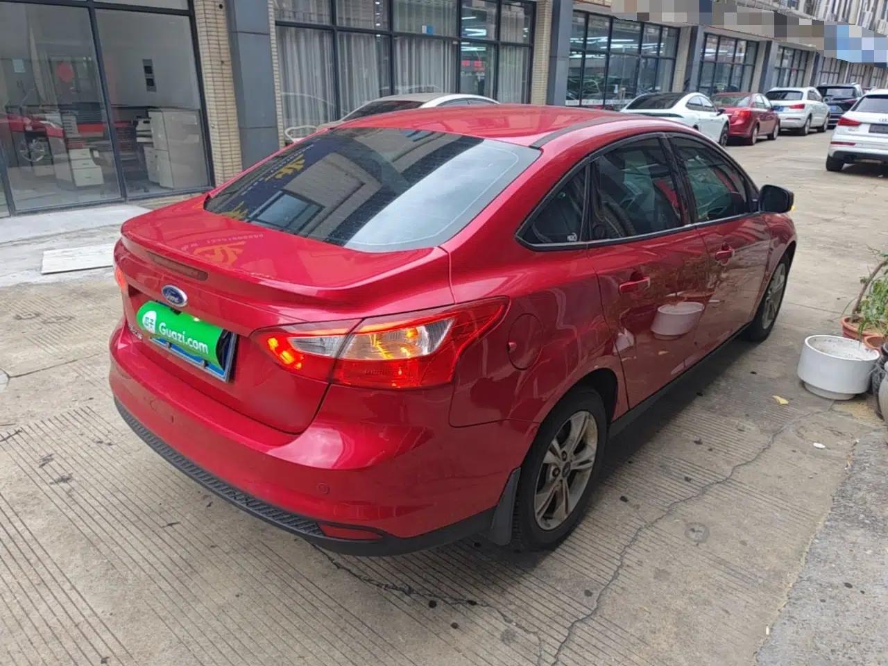 Ford Focus 2012 Sedan 1.6L Automatic Fashion Edition — миниатюра 6