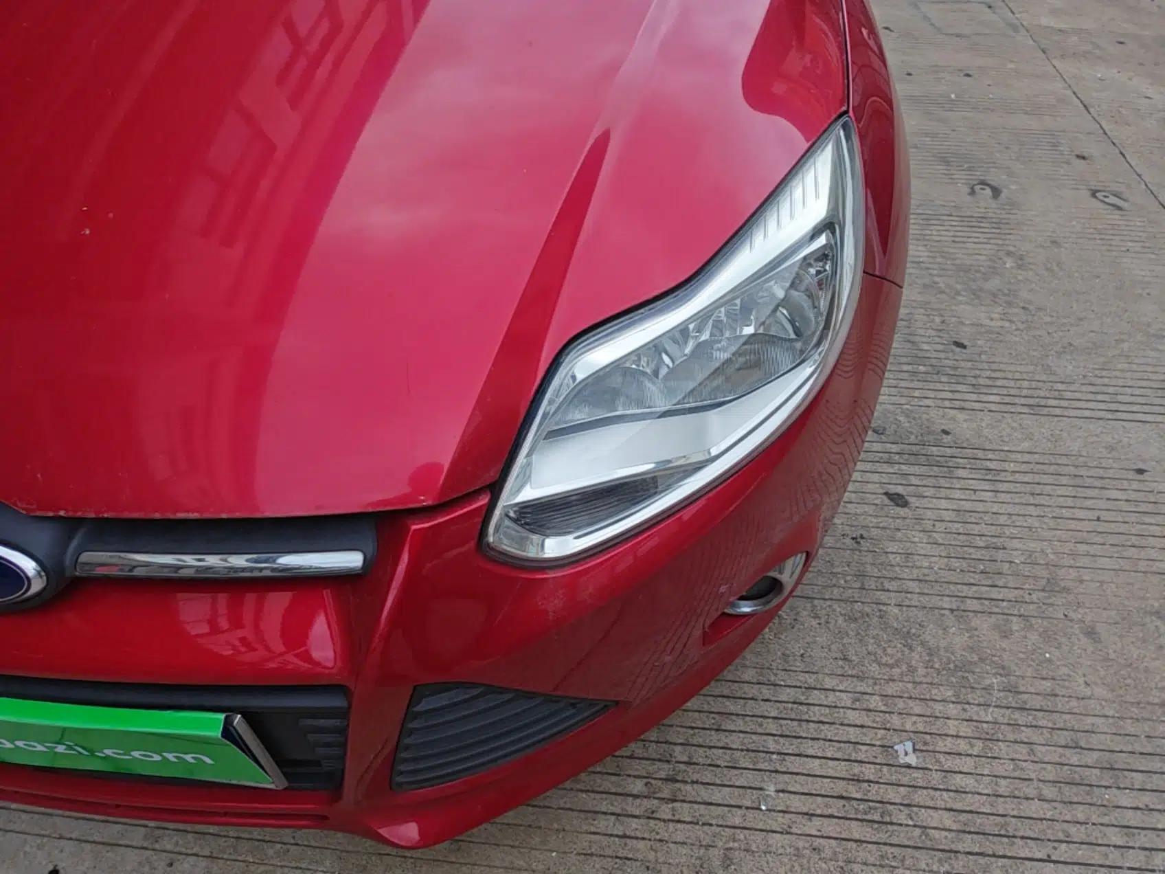 Ford Focus 2012 Sedan 1.6L Automatic Fashion Edition — миниатюра 8