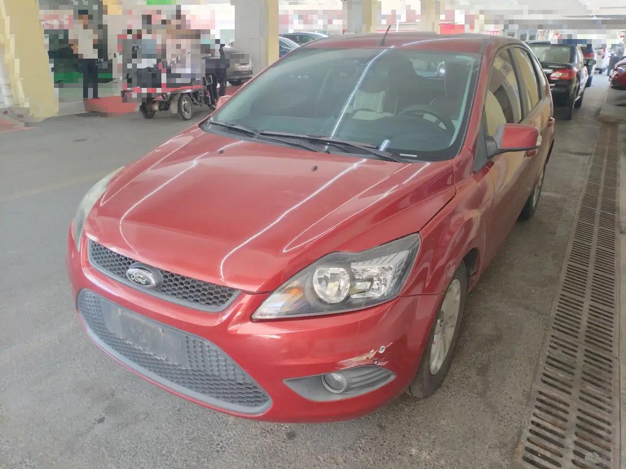 Ford Focus 2013 Hatchback Classic 1.8L Automatic Base Model — миниатюра 1