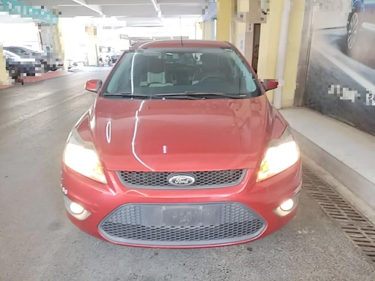 Ford Focus 2013 Hatchback Classic 1.8L Automatic Base Model — миниатюра 2
