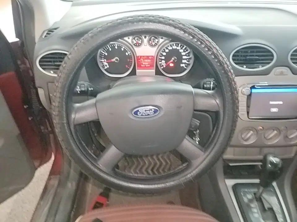 Ford Focus 2013 Hatchback Classic 1.8L Automatic Base Model — миниатюра 13