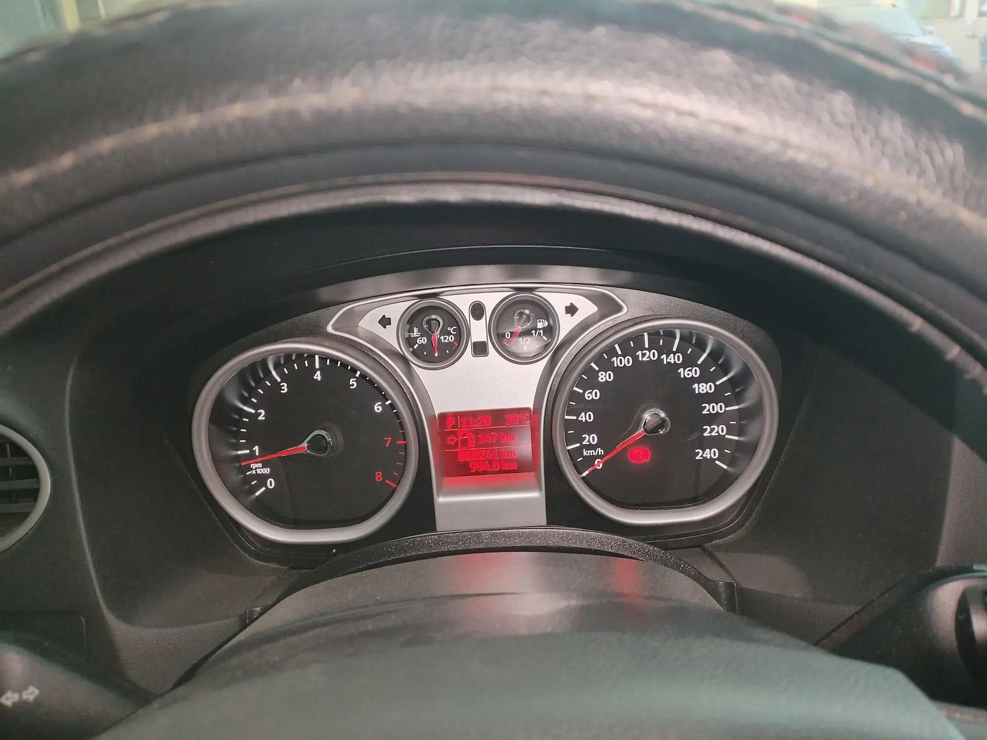 Ford Focus 2013 Hatchback Classic 1.8L Automatic Base Model — миниатюра 14