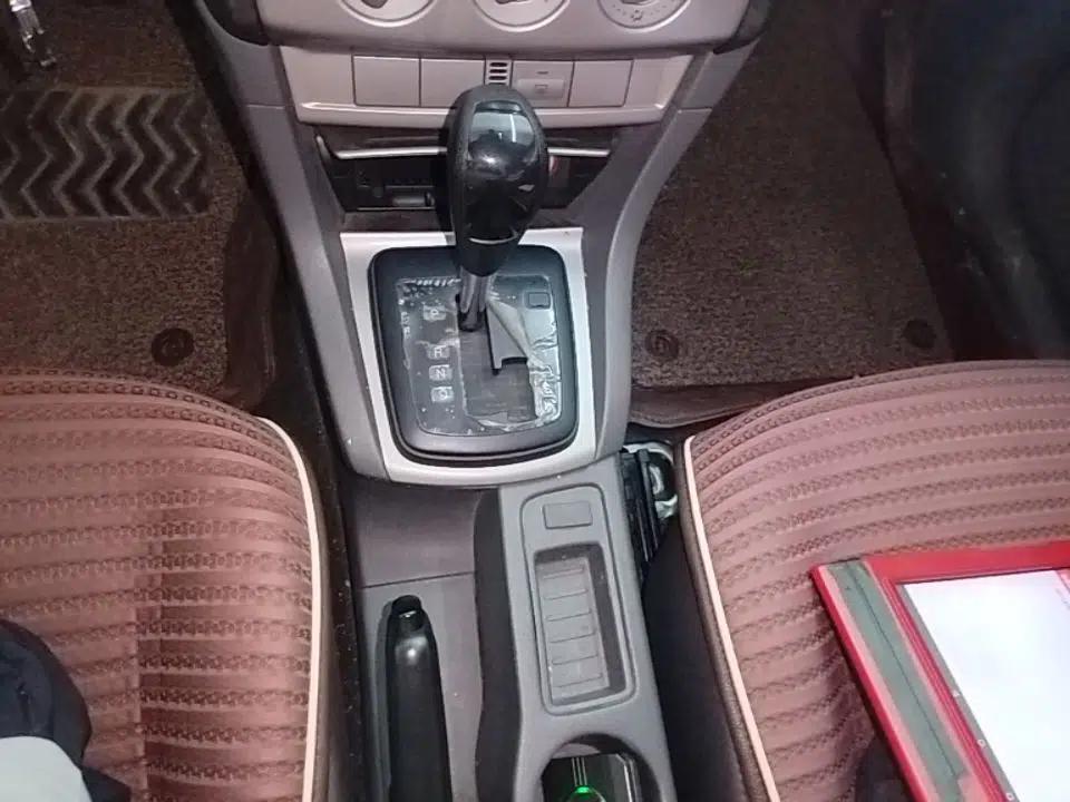 Ford Focus 2013 Hatchback Classic 1.8L Automatic Base Model — миниатюра 16
