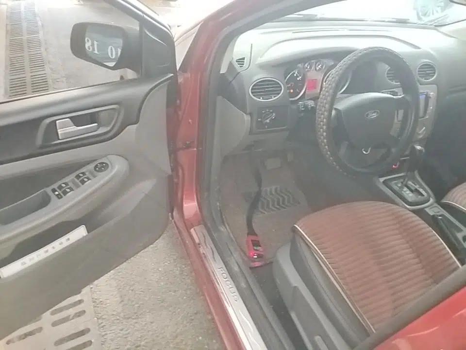 Ford Focus 2013 Hatchback Classic 1.8L Automatic Base Model — миниатюра 18